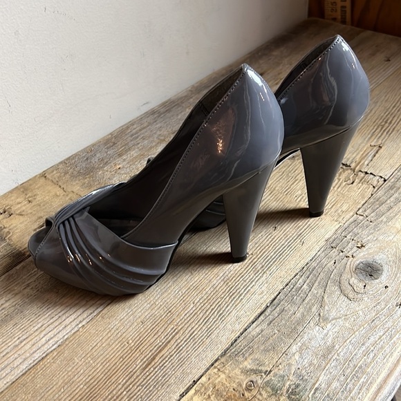 Maurices gray diagonal line peep toe high heels. Size 7.5. EUC. - Picture 4 of 5